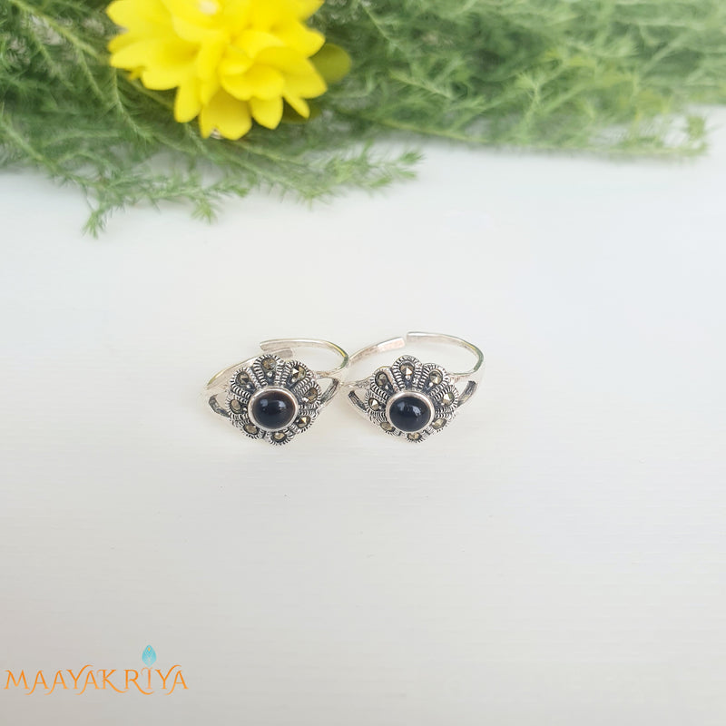 7 Petal Black Stone Marcasite Toerings