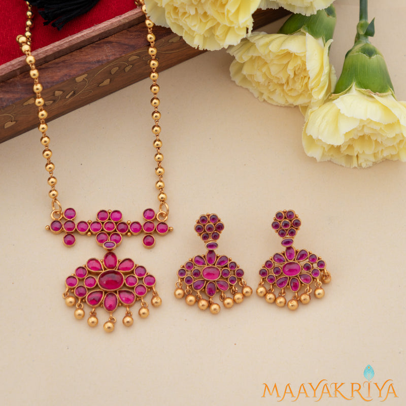 Kempu Paramparika Pendant Set