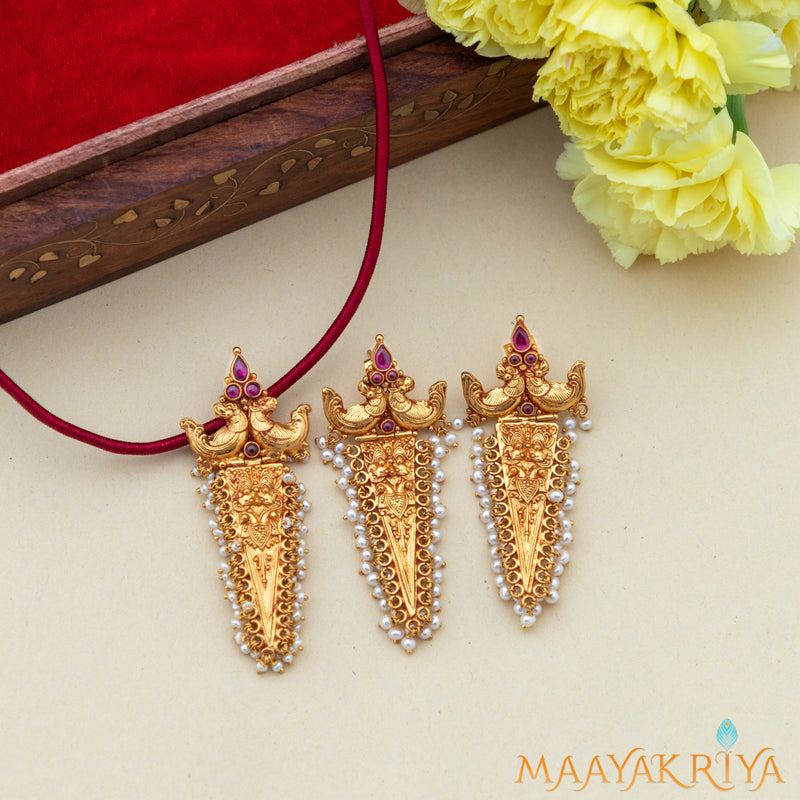 Trikone Mura Yali Pendant Set