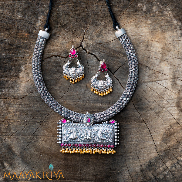 Dvidhvani Necklace Set